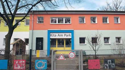 Drama am Eingang. Vor der „Kita Am Park“ an der Engelhardstraße in Johannisthal wartete der Täter mittwochfrüh auf seine Ex-Freundin. Die Frau wollte ihre fünfjährige Tochter dort gerade abgeben.