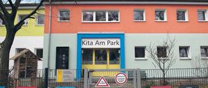 Drama am Eingang. Vor der „Kita Am Park“ an der Engelhardstraße in Johannisthal wartete der Täter mittwochfrüh auf seine Ex-Freundin. Die Frau wollte ihre fünfjährige Tochter dort gerade abgeben.