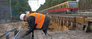 Wenn bei der Bahn gebaut wird - wie hier auf der Strecke zwischen Wannsee und Charlottenburg im Jahr 2012 - , sind die Folgen groß. Ob nun bei der S-Bahn, der Regionalbahn oder auch der BVG.