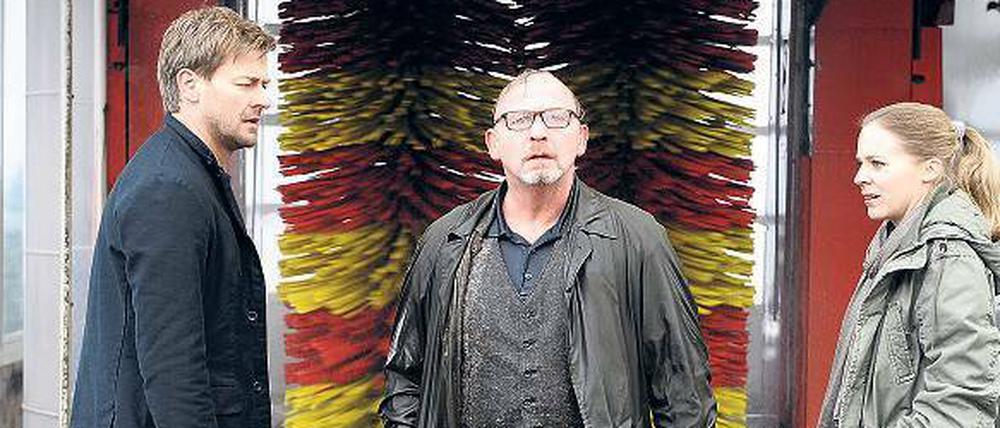 Der Ermittlungsstil von Ludwig Schaller (Alexander Held, M.) irritiert seine Kollegen (Marcus Mittermeier u. Bernadette Heerwagen).