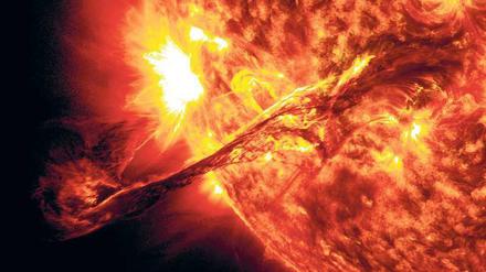 Energieschleuder. In der Sonne verschmelzen bei hohem Druck und riesigen Temperaturen Wasserstoffatome zu Helium und setzen dabei viel Energie frei. Forscher wollen einen Reaktor bauen, der genauso funktioniert.