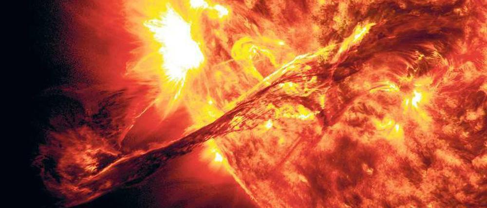 Energieschleuder. In der Sonne verschmelzen bei hohem Druck und riesigen Temperaturen Wasserstoffatome zu Helium und setzen dabei viel Energie frei. Forscher wollen einen Reaktor bauen, der genauso funktioniert.