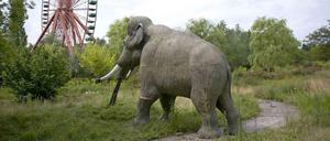 Einsames Mammut. Vielleicht ist die Eiszeit am Spreepark ja bald zu Ende.