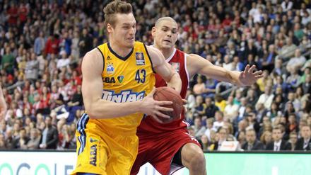 Auf nach Ulm. Zwischen Albas Center Leon Radosevic (o. l.) und seinem Bamberger Gegenspieler Maik Zirbes wird es hart zur Sache gehen.