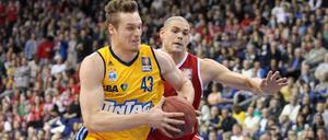 Auf nach Ulm. Zwischen Albas Center Leon Radosevic (o. l.) und seinem Bamberger Gegenspieler Maik Zirbes wird es hart zur Sache gehen.