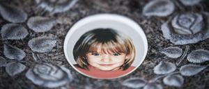 Gedenkstein mit einem Porträt der getöteten Peggy.