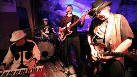 Doc Nice an der Slidegitarre: Muddy Feet spielen den "Berlin Wedding Boogie"
