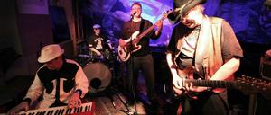 Doc Nice an der Slidegitarre: Muddy Feet spielen den "Berlin Wedding Boogie"