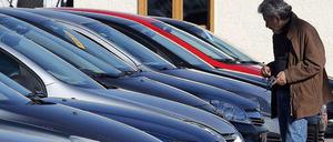Reicht das Geld? Griechenlands Automarkt ist um vier Fünftel geschrumpft. Alles über zwei Liter Hubraum hält der Staat für Luxus.