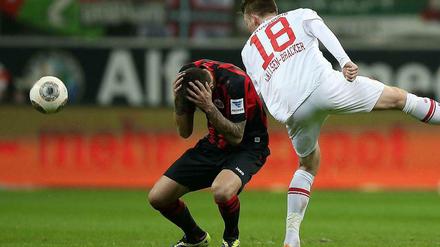 Da packst du dir an den Kopf: Der Frankfurter Joselu (l) und der Augsburger Jan-Ingwer Callsen-Bracker versuchen an den Ball zu kommen.