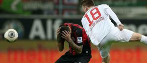 Da packst du dir an den Kopf: Der Frankfurter Joselu (l) und der Augsburger Jan-Ingwer Callsen-Bracker versuchen an den Ball zu kommen.