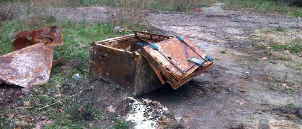Rost als Chronist. Die Brunnenstraße galt vor dem Krieg als der „Ku’damm des Nordens“. Auf dem verwilderten Eckgrundstück fanden Bauarbeiter einen Tresor, dem Passanten inzwischen zugesetzt haben.