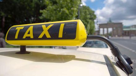 Nach einer durchfeierten Silvesternacht steigen viele Berliner gerne ins Taxi - nicht immer zur Freude der Taxifahrer.