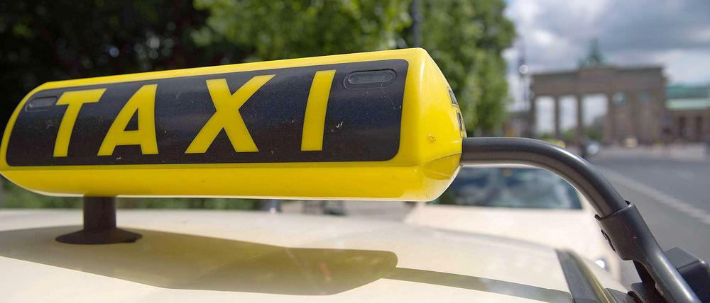 Nach einer durchfeierten Silvesternacht steigen viele Berliner gerne ins Taxi - nicht immer zur Freude der Taxifahrer.