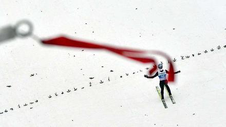 Was soll das? Thomas Morgenstern hat bei Rückenwind keine Chance, ganz weit vorn zu landen – und ist nach dem Wettkampf entsprechend bedient.