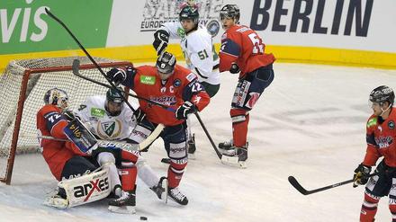 Torwart Rob Zepp (l.) von den Eisbären Berlin verletzt sich bei diesem Angriff von Niklas Arell (2. v. l.) von Färjestad BK schwer und muss anschließend ins Krankenhaus.