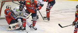 Torwart Rob Zepp (l.) von den Eisbären Berlin verletzt sich bei diesem Angriff von Niklas Arell (2. v. l.) von Färjestad BK schwer und muss anschließend ins Krankenhaus.