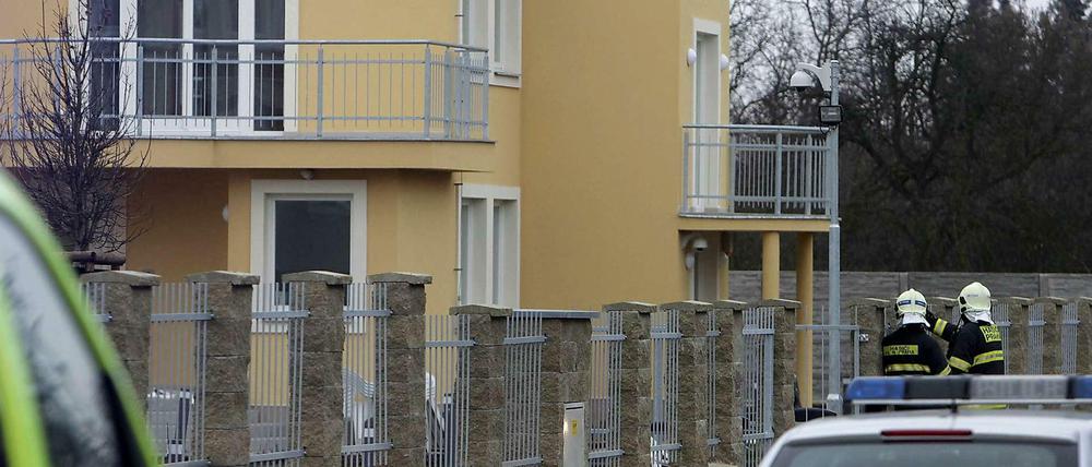 Sicherheitskräfte stehen vor der Residenz des palästinensischen Vertreters in Prag.
