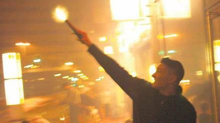 Wild Wedding. In der Silvesternacht dürften in einigen Teilen der Stadt wieder besonders viele Pistolen zum Einsatz kommen. So wie hier bei einem früheren Jahreswechsel in Wedding.