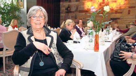Euphemia Benninghaus, 75, organisiert ehrenamtliche Besuche in Seniorenheimen; hier trifft man sich gerade im Hotel Seehof.