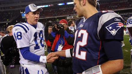 Alte Bekannte: Peyton Manning (l.) und Tom Brady könnten in den Playoffs wieder aufeinander treffen.