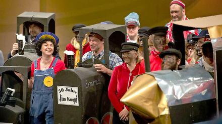 "Wetten, dass..?" aus Augsburg: Teilnehmer der Stadtwette, verkleidet als Jim Knopf und Lukas der Lokomotivführer aus der Augsburger Puppenkiste.