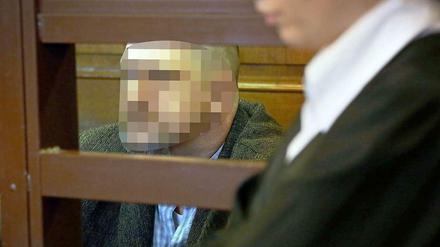 Der Angeklagte, der frühere Präsident der Rockergruppe Hells Angels Holger B., am 13. September im Kriminalgericht in Berlin Moabit auf der Anklagebank. Die Staatsanwaltschaft hatte elf Jahre Gefängnis für denfrüheren Präsidenten der Hells Angels Berlin gefordert. Am Freitag wurde Holger B. nun zu siebeneinhalb Jahren verurteilt.