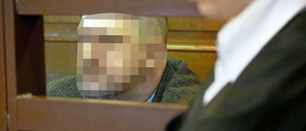 Der Angeklagte, der frühere Präsident der Rockergruppe Hells Angels Holger B., am 13. September im Kriminalgericht in Berlin Moabit auf der Anklagebank. Die Staatsanwaltschaft hatte elf Jahre Gefängnis für denfrüheren Präsidenten der Hells Angels Berlin gefordert. Am Freitag wurde Holger B. nun zu siebeneinhalb Jahren verurteilt.