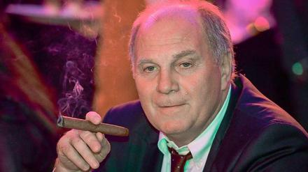 Nachdenklich: Uli Hoeneß vor Weihnachten bei einem Bankett seines FC Bayern.