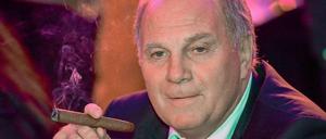 Nachdenklich: Uli Hoeneß vor Weihnachten bei einem Bankett seines FC Bayern.