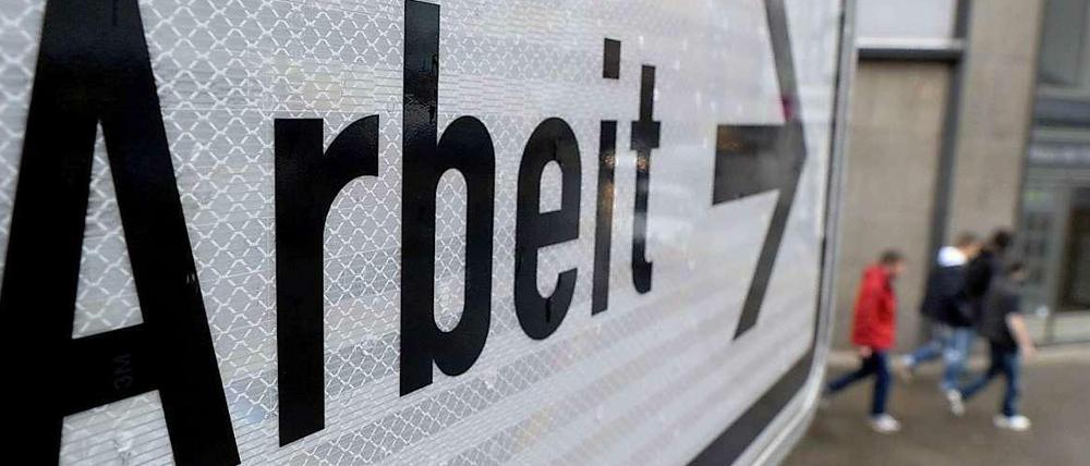 Ein Hinweisschild weist auf eine Filiale der Bundesagentur für Arbeit.