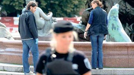Spurensuche. Im Neptunbrunnen starb Manuel F. durch eine Polizeikugel. Foto: dpa