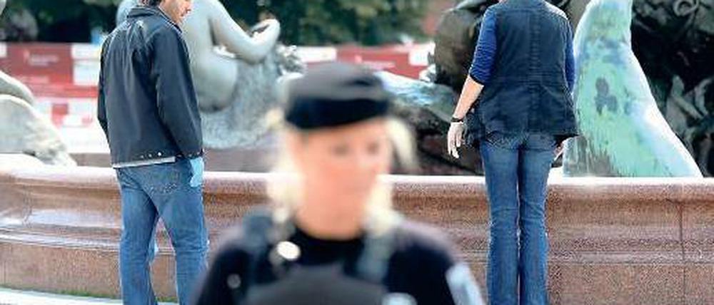 Spurensuche. Im Neptunbrunnen starb Manuel F. durch eine Polizeikugel. Foto: dpa