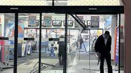 Powershopping. Mit dem Auto durchbrachen die Täter diese Tür. Foto: dpa