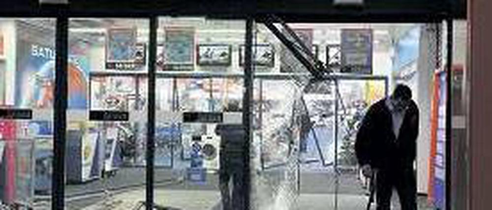 Powershopping. Mit dem Auto durchbrachen die Täter diese Tür. Foto: dpa