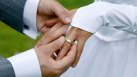 Eigentlich sollte es auf einer Hochzeit fröhlich zugehen. Doch in Berlin-Tempelhof artete die Feier in eine Massenschlägerei aus.