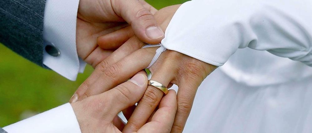 Eigentlich sollte es auf einer Hochzeit fröhlich zugehen. Doch in Berlin-Tempelhof artete die Feier in eine Massenschlägerei aus.