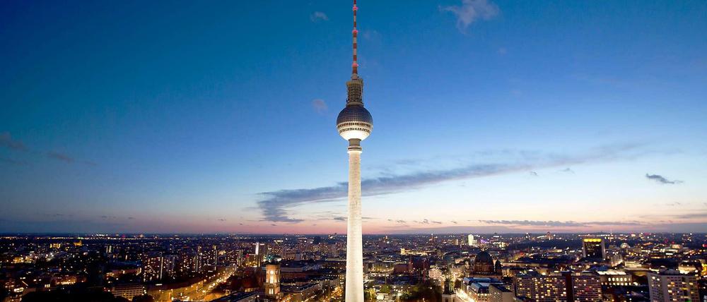 So majestätisch ragt der Fernsehturm über Berlin. 2013 war er jedoch erneut Schauplatz eines tragischen Unfalls.