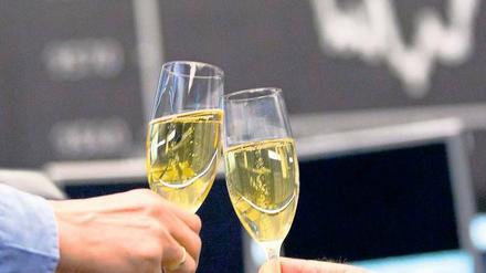 Prost Börsenjahr. Nicht nur in Frankfurt am Main stießen die Aktienhändler auf erfolgreiche Geschäfte an. Auch an den anderen europäischen Handelsplätzen, in Japan und an den US-Börsen wurden zweistellige Kursgewinne gefeiert. 