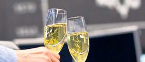 Prost Börsenjahr. Nicht nur in Frankfurt am Main stießen die Aktienhändler auf erfolgreiche Geschäfte an. Auch an den anderen europäischen Handelsplätzen, in Japan und an den US-Börsen wurden zweistellige Kursgewinne gefeiert. 