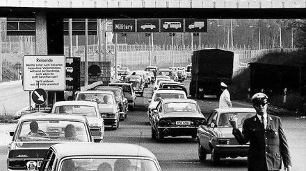 Ein Bild aus den 70er Jahren. Können sich viele daran erinnern. Auch schön: Das Schild ganz links - "Reisende, meldet sofort nach Eintreffen besondere Vorkommnisse während der Durchreise ..."