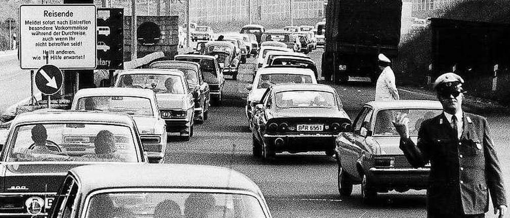 Ein Bild aus den 70er Jahren. Können sich viele daran erinnern. Auch schön: Das Schild ganz links - "Reisende, meldet sofort nach Eintreffen besondere Vorkommnisse während der Durchreise ..."