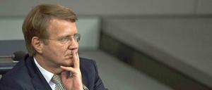 Rückendeckung erhält Ronald Pofalla für seinen Wechsel aus dem Kanzleramt zur Deutschen Bahn durch den früheren Bahnchef und jetzigen BER-Chef Hartmut Mehdorn und CSU-Landesgruppenchefin Gerda Hasselfeldt. Einige Parteifreunde aber sind kritischer.