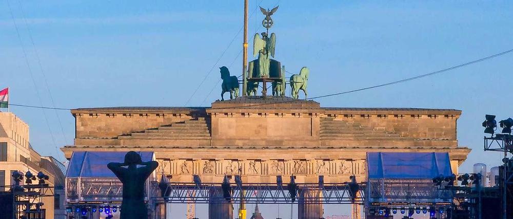Aufbau. Am Brandenburger Tor bereitet man sich auf die Silvester-Party vor. An der Berliner Börse wurde schon gefeiert.