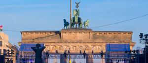 Aufbau. Am Brandenburger Tor bereitet man sich auf die Silvester-Party vor. An der Berliner Börse wurde schon gefeiert.