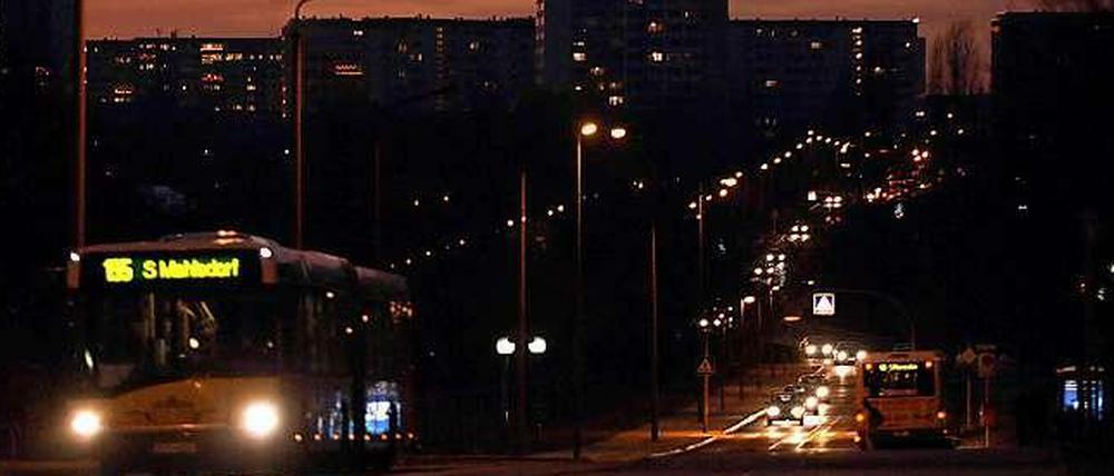 Na dann schönen Nachmittag. In Hellersdorf ist es nicht sonniger, aber immerhin früher hell. Liegt ja bekanntlich im Osten.