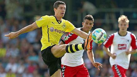 Ungleiches Duell: Im Trikot des BVB - gegen den gescholtenen SV Wilhelmshaven im DFB-Pokal: Robert Lewandowski.