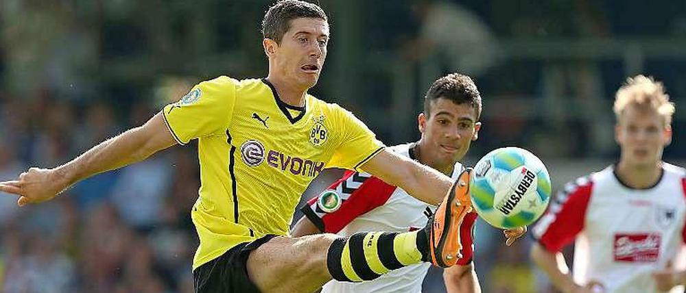 Ungleiches Duell: Im Trikot des BVB - gegen den gescholtenen SV Wilhelmshaven im DFB-Pokal: Robert Lewandowski.
