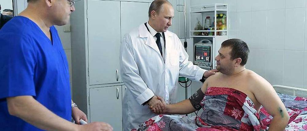 Wladimir Putin besucht ein verletztes Opfer der Terroranschläge von Wolgograd.