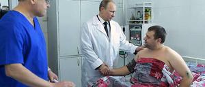 Wladimir Putin besucht ein verletztes Opfer der Terroranschläge von Wolgograd.